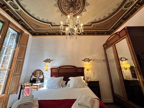 4 chambres, coffres-forts dans les chambres, bureau