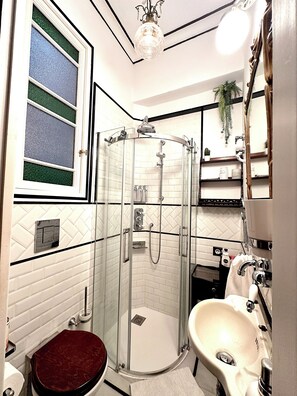 Shower, hair dryer, towels, soap - Great patio, 4 baths (3 en-suite), 19th Century, Central (Barcelona)