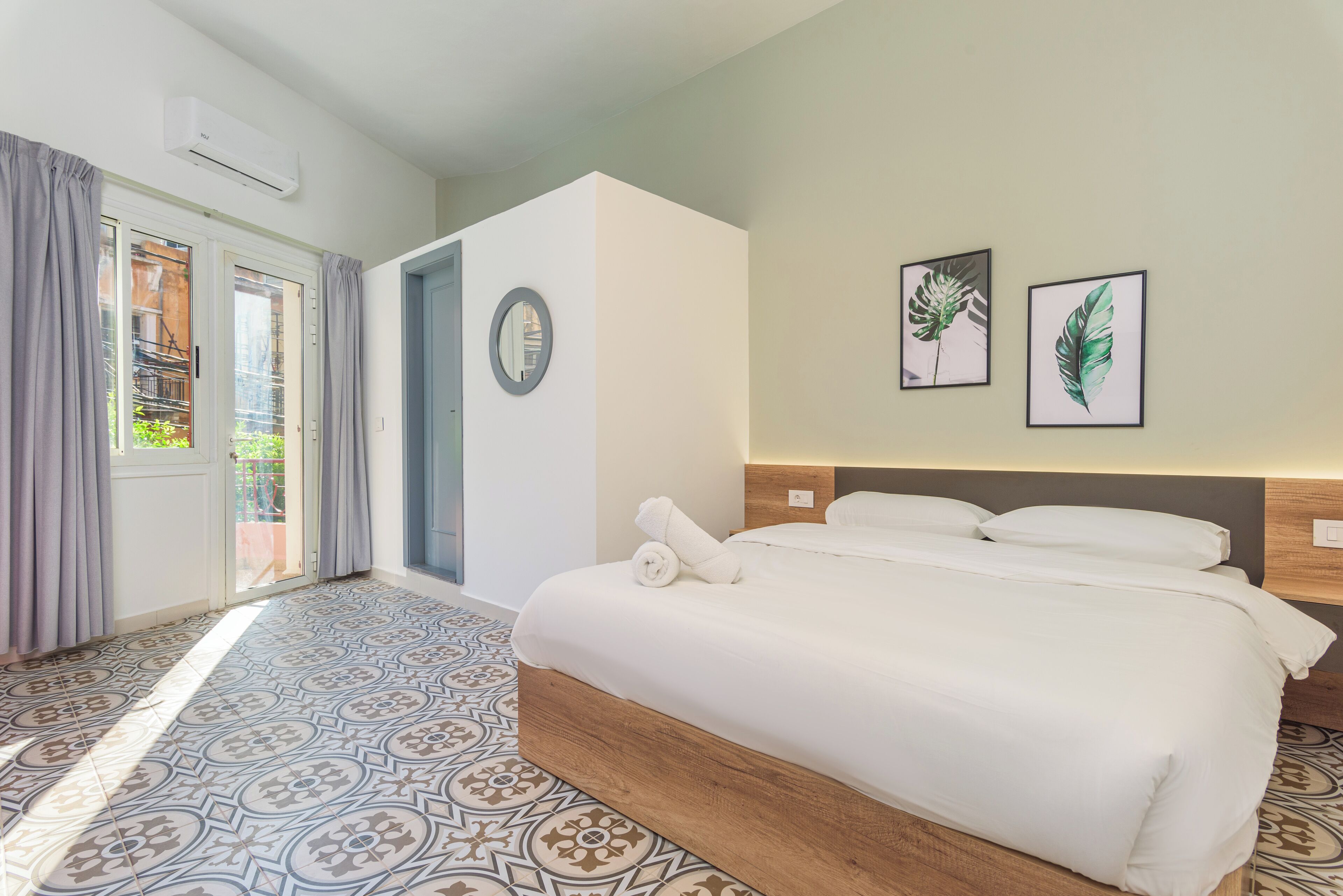 Starway 6 | Individually decorated, individually furnished, desk, laptop workspace