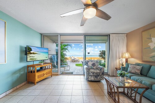 Ground floor oceanfront blue oasis