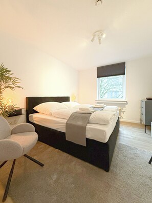 2 Schlafzimmer, Schreibtisch, Bügeleisen/Bügelbrett, Reisekinderbett