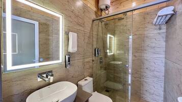 Deluxe Room, Mountain View | Bathroom | Free toiletries, towels