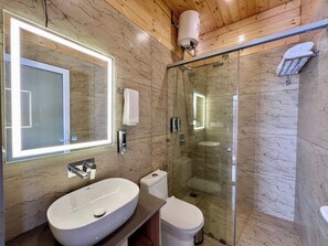 Habitación Deluxe, vistas a la montaña | Baño | Artículos de higiene personal gratuitos y toallas