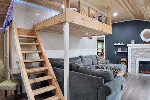 Smart TV, chimenea y oficina 