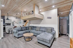 Smart TV, chimenea, oficina