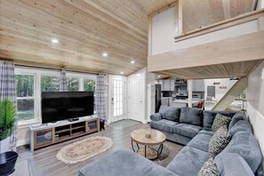 Smart TV, caminetto, studio