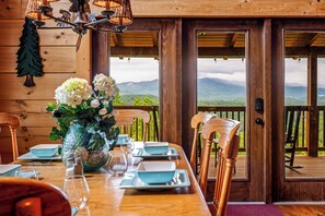 Dining - NEW 7 PRIVATE Acre Mtn Getaway|Gorgeous Views, Near Cades Cove - Camp Black Bear (Townsend)