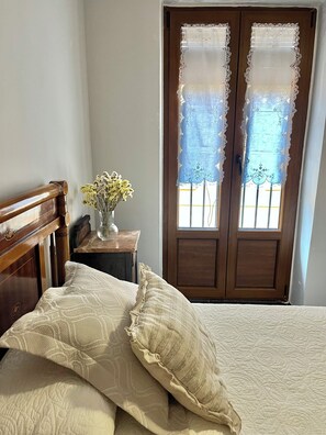 5 Schlafzimmer, Schreibtisch, Bügeleisen/Bügelbrett, kostenloses WLAN