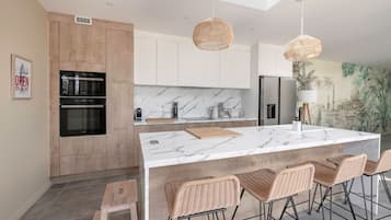 Réfrigérateur, micro-ondes, four, lave-vaisselle