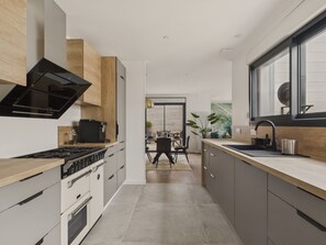 Kühlschrank, Mikrowelle, Ofen, Geschirrspüler