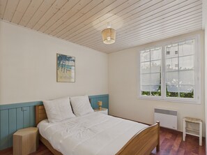 1 chambre, fer et planche à repasser