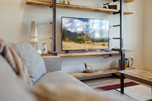 Park Views~Affordable Comfort~Walk to Downtown