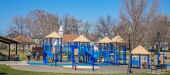 Park Views~Affordable Comfort~Walk to Downtown