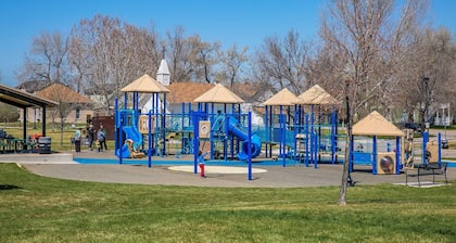 Park Views~Affordable Comfort~Walk to Downtown