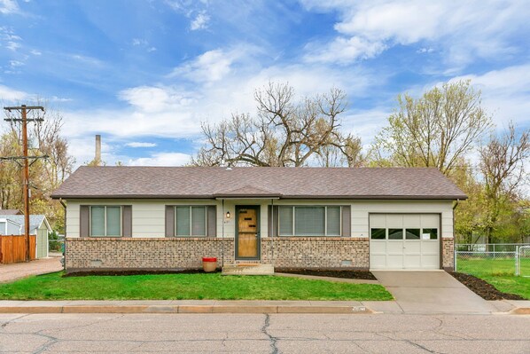 Exterior - Park Views~Affordable Comfort~Walk to Downtown (Windsor)