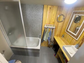 A bathroom with a shower, a sink, and a mirror. - Charming house 300 meters from the beach   (Saint-Pierre-d'Oléron)