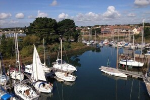 Marina - ‘PEARL’ a luxury waterside yurt with harbour views (Emsworth)