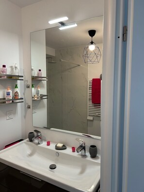 Dusche, Haartrockner, Handtücher, Seife