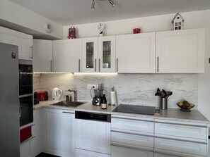 Een koelkast, een microgolfoven, een oven, een kookplaat