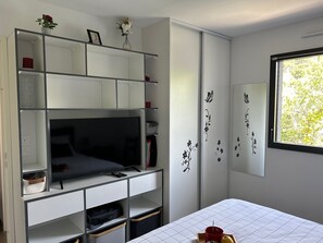 2 bedrooms, iron/ironing board, free WiFi, bed sheets