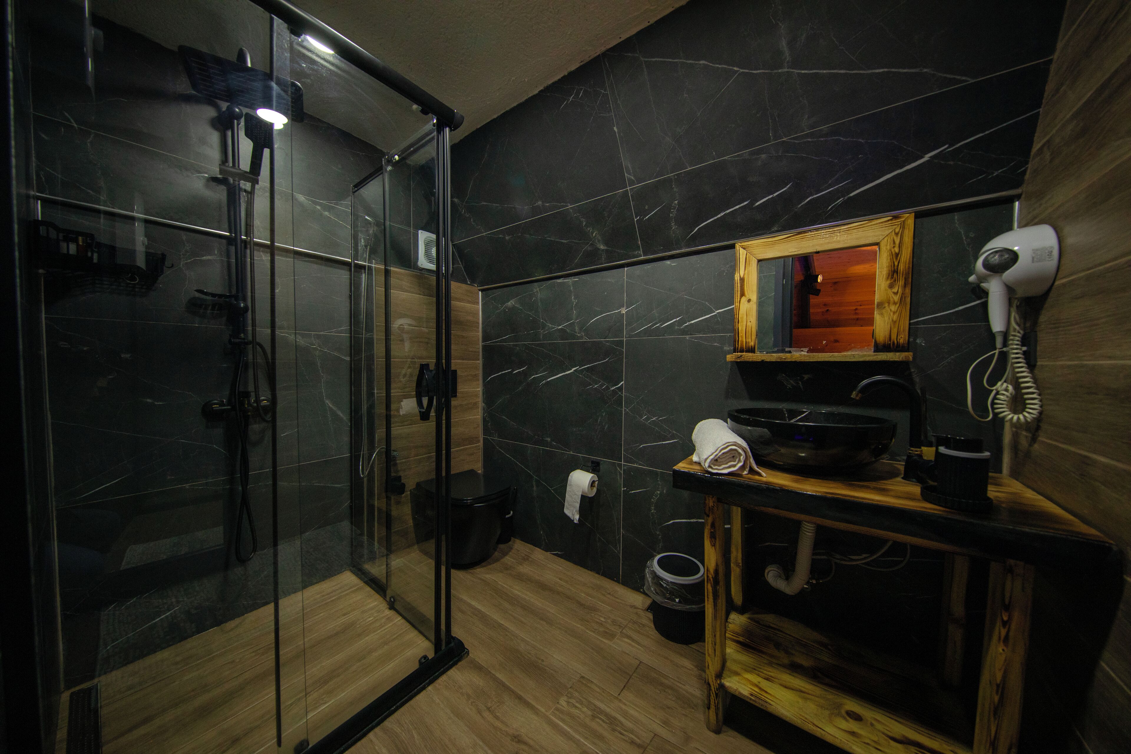 Bangalô conforto, vista para a montanha | Banheiro | Sabonete, shampoo, papel higiênico 