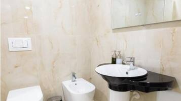 Comfort Triple Room | Bathroom | Shower, hair dryer, slippers, towels