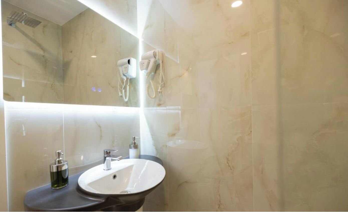 Phòng đôi tiện nghi đơn giản | Phòng tắm | Buồng tắm vòi sen, máy sấy tóc, dép đi trong nhà, khăn tắm 