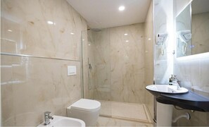 Tremannsrom – comfort | Bad | Dusj, hårføner, tøfler og håndklær