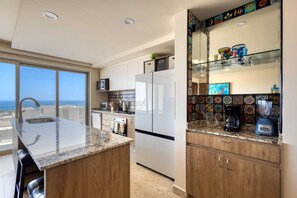 ثلاجة، ميكروويف، فرن، موقد طهي مسطح