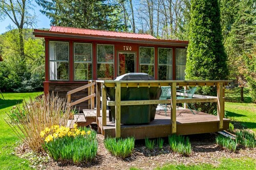 "A Stone's Throw" Cabin • Creekside • Fires • BBQ • Fishing