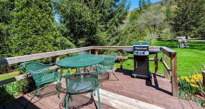 "A Stone's Throw" Cabin • Creekside • Fires • BBQ • Fishing