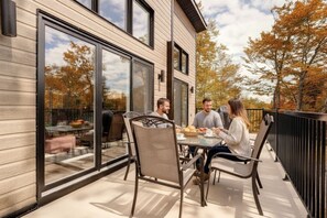 Outdoor dining - Chalet La Belle | Serenity & Spa | Beach & Lake (Matawinie Regional County Municipality)