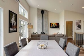 Dining - Chalet La Belle | Serenity & Spa | Beach & Lake (Matawinie Regional County Municipality)