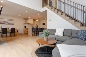 TV - Villa Lac Gordon | Spa | Breathtaking Lake View (Chertsey)