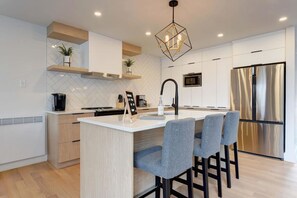 Fridge, microwave, oven, stovetop - Villa Lac Gordon | Spa | Breathtaking Lake View (Chertsey)