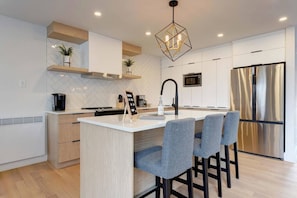 Refrigerador, microondas, horno, placa de cocina
