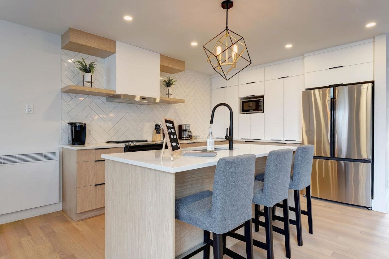 Réfrigérateur, micro-ondes, four, plaque de cuisson