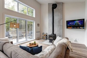 Televisión y chimenea 