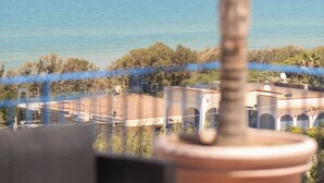 A view of the ocean from a balcony with a potted palm plant in the foreground. - Apartment Breathtaking View 200 meters from the Sea! (Alcamo)