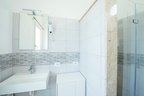Douche, sèche-cheveux, bidet, serviettes fournies