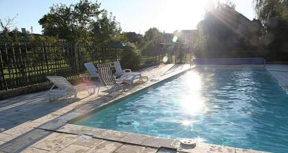 Maison de campagne avec piscine proche des sites touristiques du Périgord