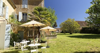 Maison de campagne avec piscine proche des sites touristiques du Périgord