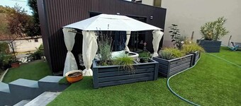 Relax at the bottom of the garden, near Strasbourg. Pets are welcome