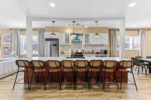 Spacious group resort- hot tub, game room, 10 mins to downtown- family perfect!