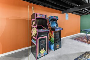 Game room - Spacious group resort- hot tub, game room, 10 mins to downtown- family perfect! (Detroit)