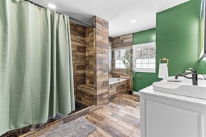Jetted tub, hair dryer, towels, soap - Spacious group resort- hot tub, game room, 10 mins to downtown- family perfect! (Detroit)