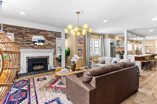 Spacious group resort- hot tub, game room, 10 mins to downtown- family perfect!