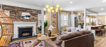 Spacious group resort- hot tub, game room, 10 mins to downtown- family perfect!