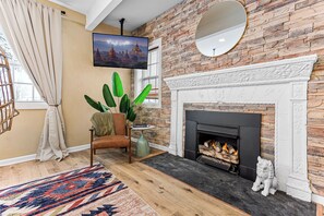 Interior - Spacious group resort- hot tub, game room, 10 mins to downtown- family perfect! (Detroit)