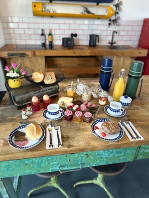 Free daily local cuisine breakfast  - E-Loft Altes Wasserwerk Tecklenburg (Tecklenburg)